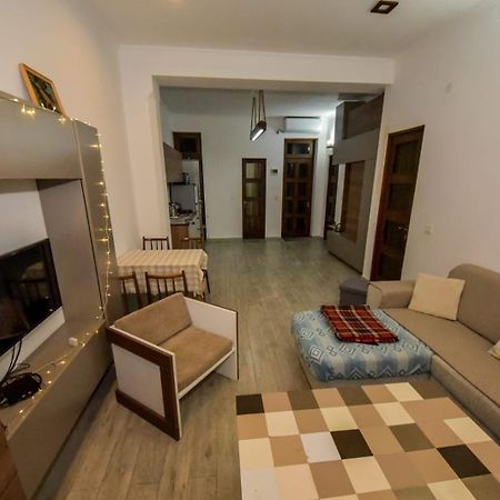 Apartment Soho Tabidze คูทายสิ ภายนอก รูปภาพ